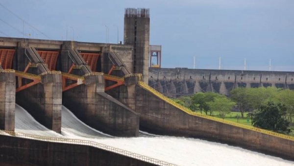 ITAIPU también abrió las compuertas de su vertedero aumentando el caudal en el Paraná